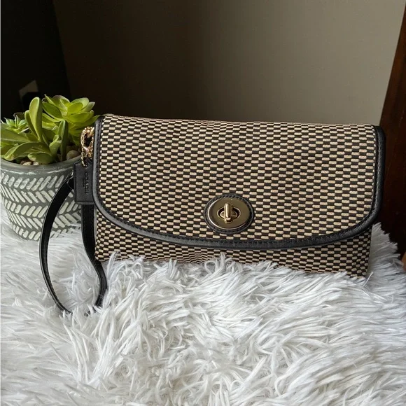 Coach Checkered Jacquard Turnlock Wristlet 🖤 - Picture 1 of 10